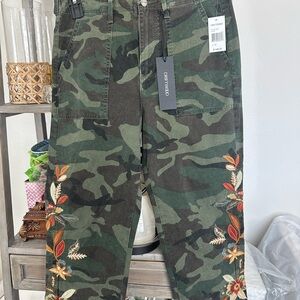 Driftwood Women’s M Cropped Embroidered Camo Pants. NWT.